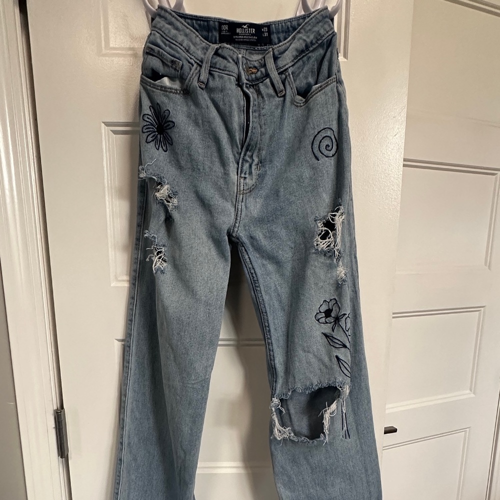 Hollister Ultra High-Rise Dad Jeans Embroidered Flowers